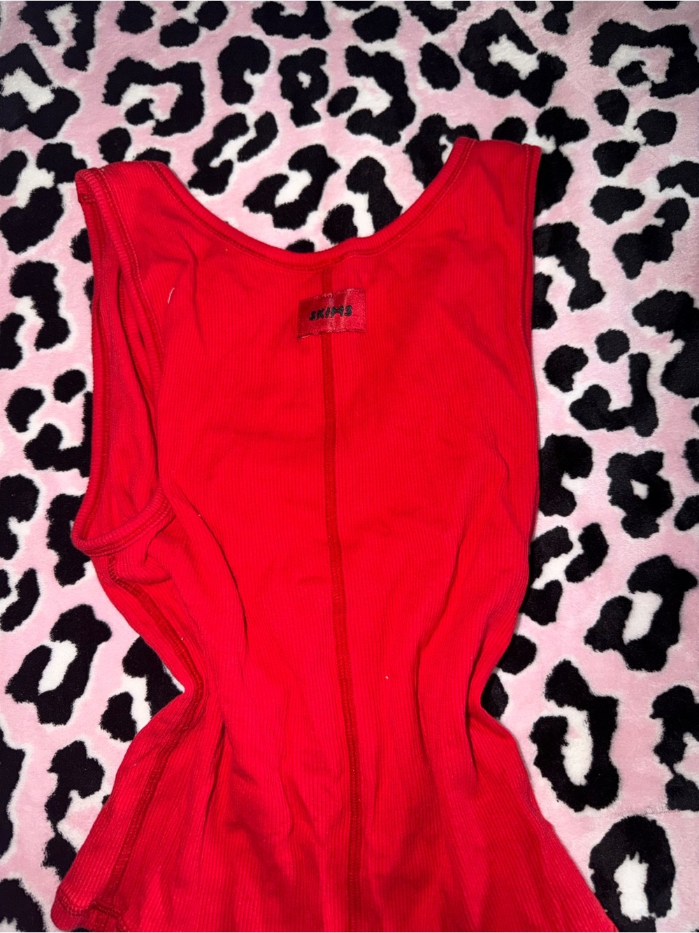 SKIMS Red Ribbed Scoop Tank Top - Picture 3 of 4